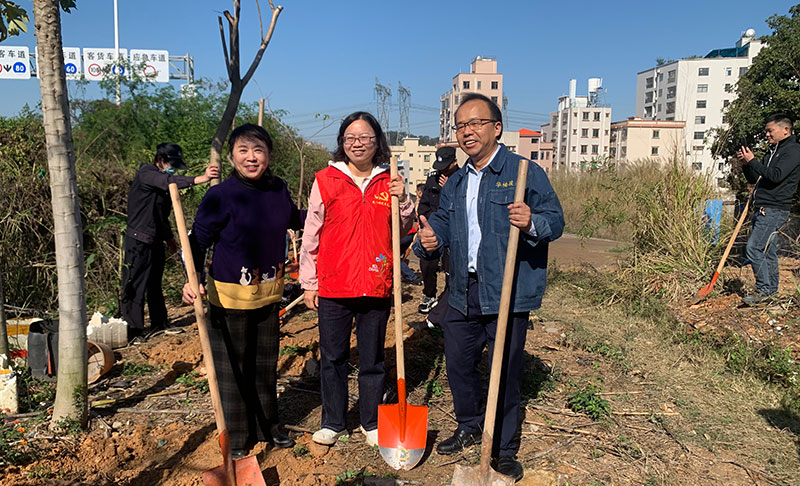 华楠骏业公司领导参与虎门宴岗社区植树节活动并捐赠绿树