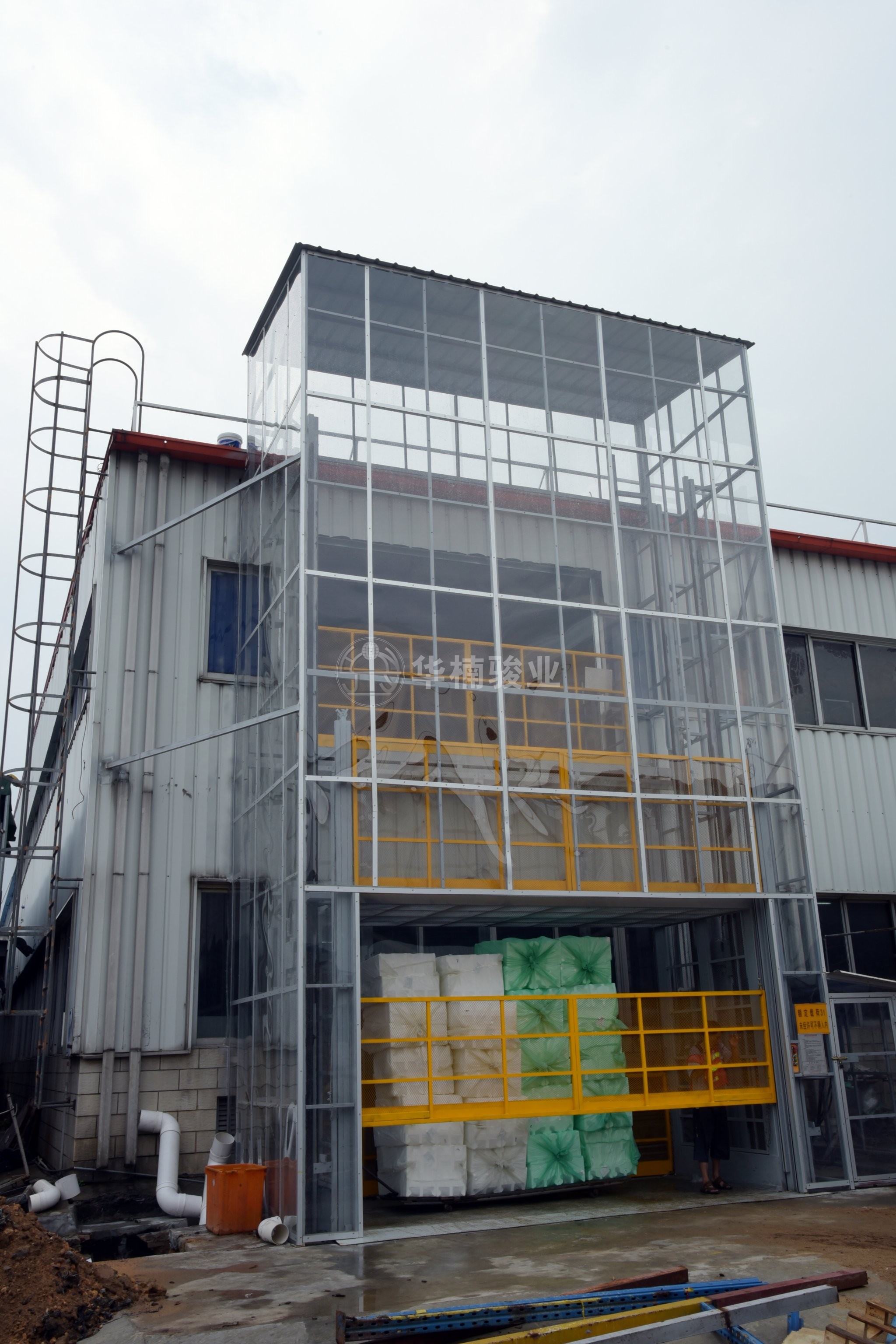 室外标准直顶式升降机